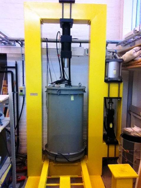 Picture of 250 kN Dynamic load frame with triaxial cell