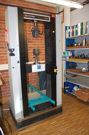 Picture of Instron Universal Test Machine 100 kN