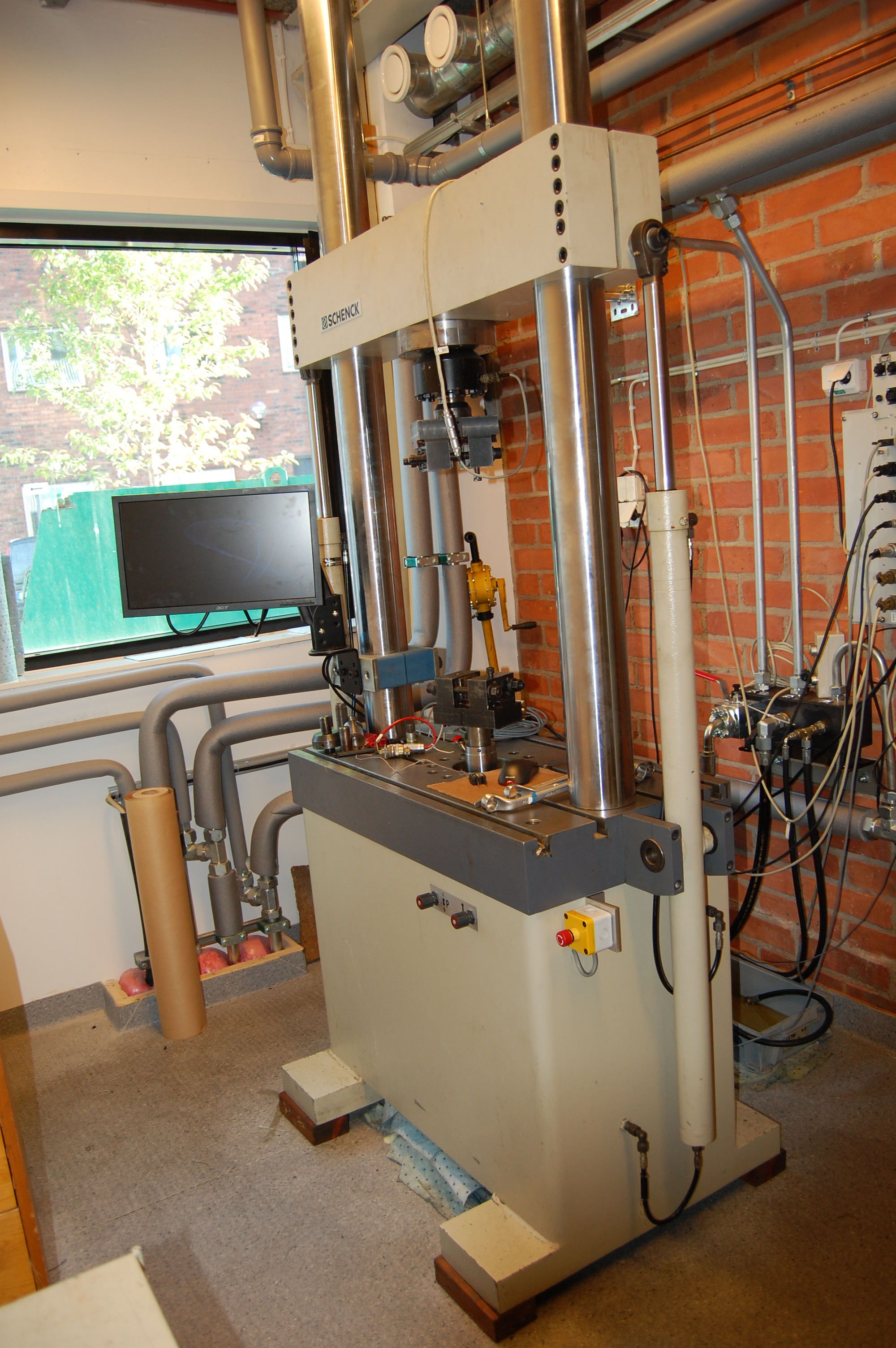 Picture of Schenck MTS Fatigue Testing Machine